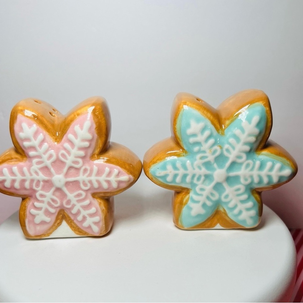 Ceramic Gingerbread Snowflakes Salt & Pepper Shakers Pink & Blue Icing Cookies
